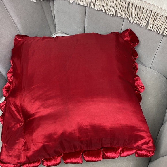 Red velvet cushion - Picture 5 of 7